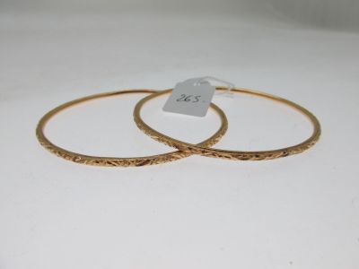 paire de boucles d’oreilles pendantes dorées ornées d’un motif gravé