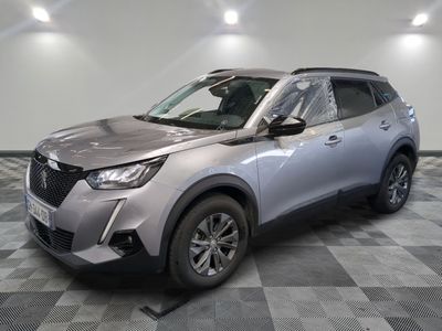 Le SUV argenté est garé sur un sol en carrelage à damier.