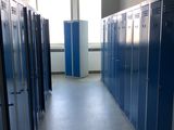 de nombreux casiers bleus dans le couloir d'un immeuble