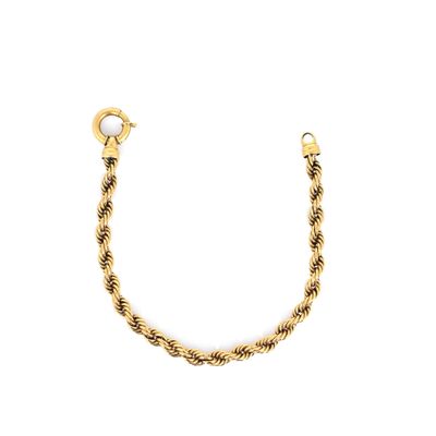 un bracelet en or de type « corde » muni d'un fermoir, sur fond blanc