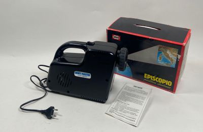 une photo d'un compresseur d'air portable noir posé sur une table blanche
