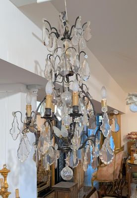 un lustre suspendu au plafond dans un salon