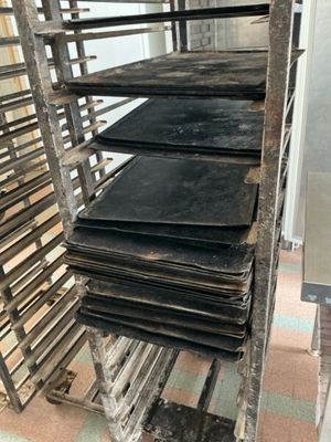 a lot of trays that are sitting on a rack