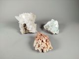 trois types de cristaux différents sur une surface grise