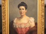 portrait d'une femme en robe rouge dans un cadre doré