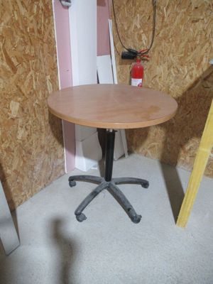 une petite table sur laquelle est posée une chaise, dans un coin de la pièce