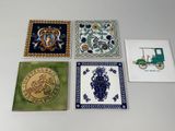quatre sous-verres en céramique présentant différents motifs sur un fond blanc