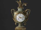 une horloge posée sur une table