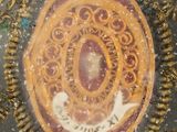 a picture of a gold plate with a picture on it