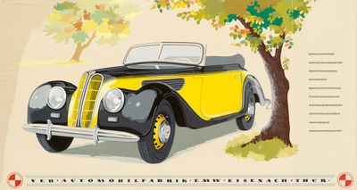 une voiture jaune et noire garée près d'un arbre