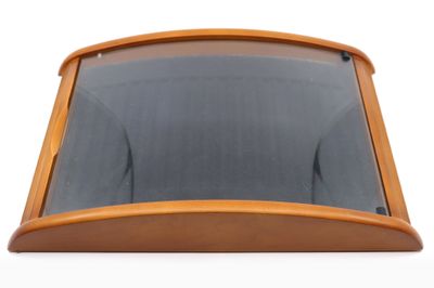un bureau en bois avec un plateau en verre sur fond blanc