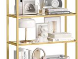 une étagère sur laquelle se trouvent une horloge, des livres et d'autres objets