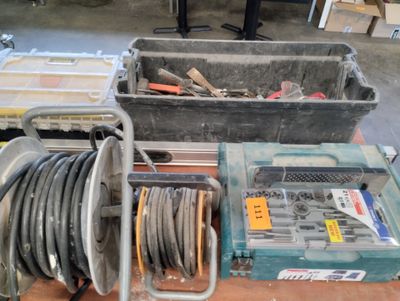 un grand nombre d'outils posés sur une table