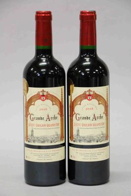 deux bouteilles de vin rouge posées l'une à côté de l'autre sur une table