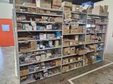 de nombreux cartons et boîtes sur les étagères de l'entrepôt