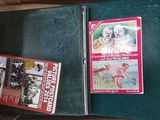deux livres dans la boîte posée sur la table