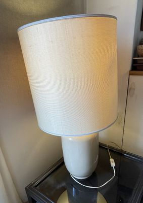 une lampe posée sur une petite table