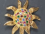 broche en forme de tournesol plaquée or, ornée de pierres multicolores