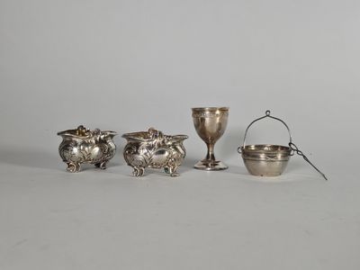 trois objets en métal argenté, à savoir une tasse, une soucoupe et une cuillère