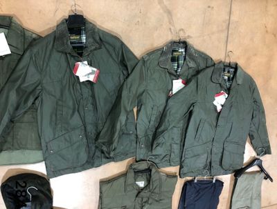 beaucoup de vêtements militaires et un casque par terre
