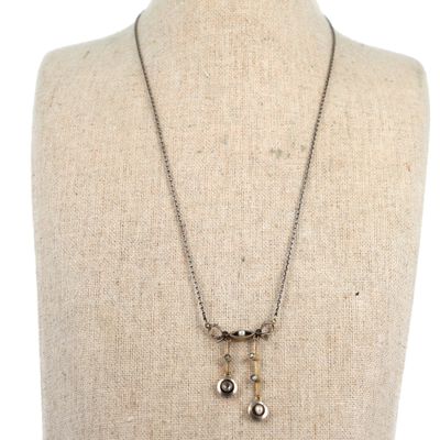 gros plan d'un torse de mannequin portant un collier