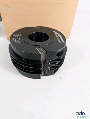 un gros plan d'une bobine noire posée sur une surface blanche