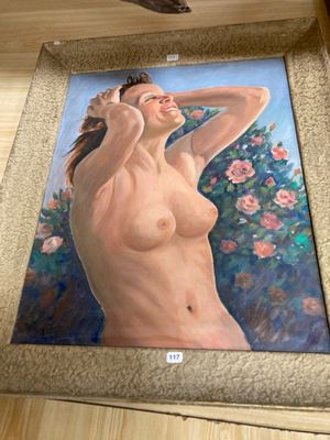 un tableau représentant une femme nue accroché au mur