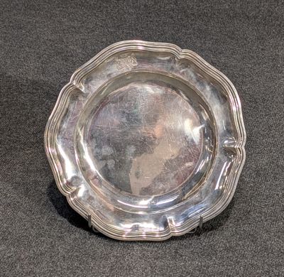 un plateau d'argent posé sur une table