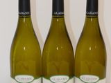 trois bouteilles de vin posées sur une table l'une à côté de l'autre