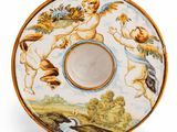 une assiette décorée d'anges et de chérubins