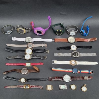 Plusieurs modèles de montres sont exposés sur un fond noir