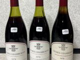 trois bouteilles de vin posées les unes à côté des autres sur un plan de travail