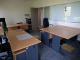 deux bureaux et une chaise dans un bureau vide