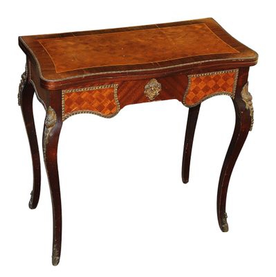 TABLE A JEU en bois de placage et marqueterie de cubes, pied…