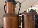 deux grands vases en cuivre posés sur une table