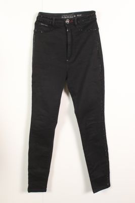 un jean noir accroché à un mur blanc