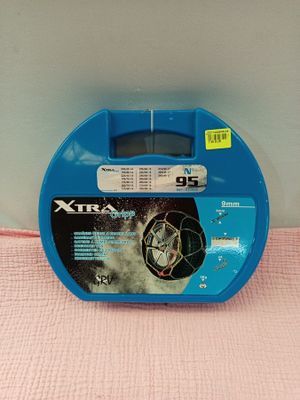 une radio posée sur un lit recouvert d'une couverture rose