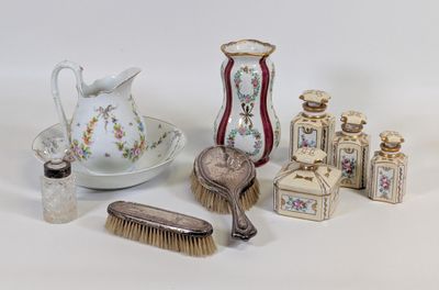 un grand nombre d'objets posés sur une table