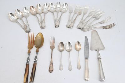 tout un service d'argenterie sur une table, comprenant un couteau, une fourchette, une cuillère et un repose-couteau