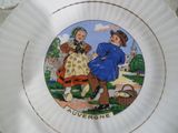 une assiette sur laquelle est représenté un garçon et une fille