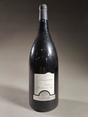 une bouteille de vin posée sur une table