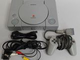 une console de jeu vidéo et un contrôleur de jeu sur une table