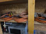 une photo représentant un micro-ondes et plusieurs tuyaux posés sur une étagère
