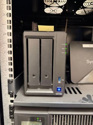une photo d'un rack contenant un disque dur et un autre disque dur