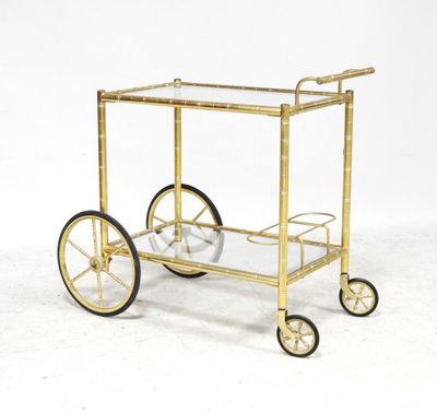 chariot à boissons en laiton avec des étagères en verre et des roulettes