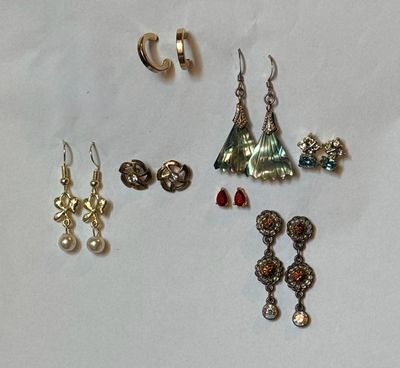 tout un tas de boucles d'oreilles posées sur une table