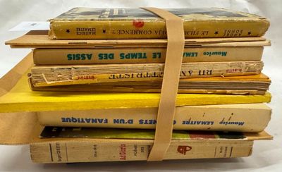 plusieurs livres empilés sur une table