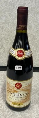 une bouteille de vin posée sur un comptoir
