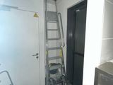 une échelle adossée au mur d'une pièce