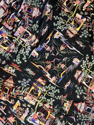 une image montrant un gros plan d'une chemise noire ornée d'un motif